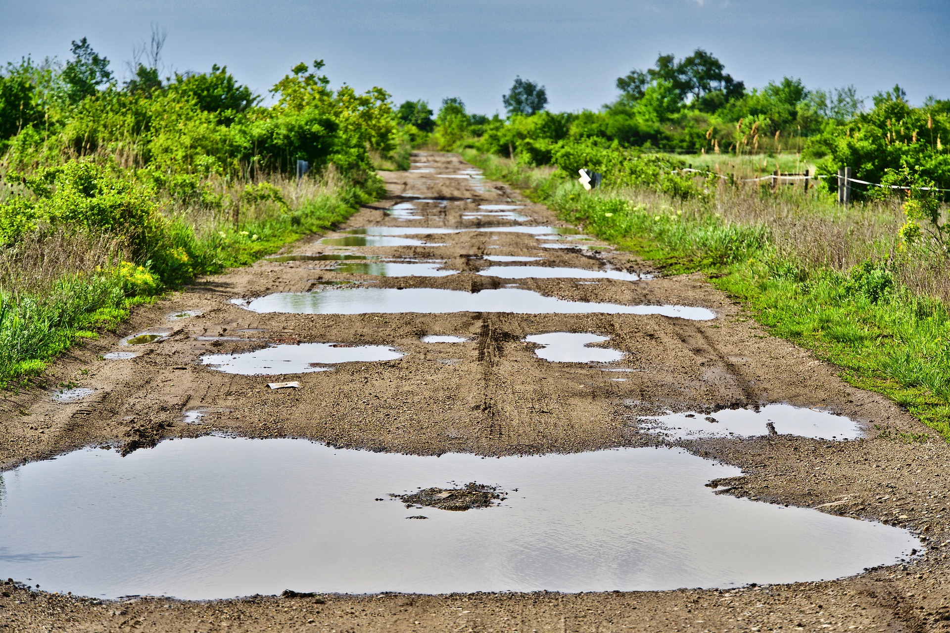 Вода дорога. Лужа. Сэкономили на дорогах. Puddle.